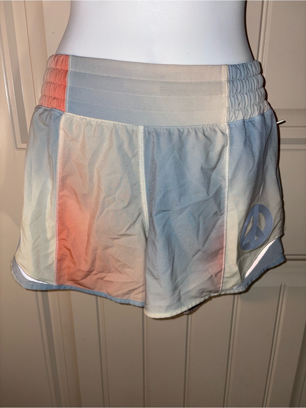 lululemon athletica Ombre Performance shorts w/panty Light Blue & Peach EUC